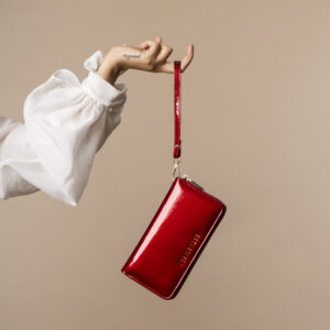 Skórzany lakierowany portfel damski z paseczkiem na nadgarstek w kolorze intensywnej czerwieni