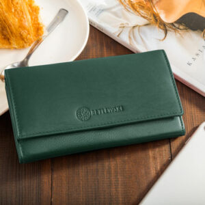 Duży, zielony portfel damski z matowej skóry naturalnej w pięknej aranżacji - Pojemny portfel damski Betlewski® zapinany na zatrzask 