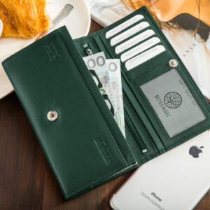 Duży, zielony portfel damski z matowej skóry naturalnej po otworzeniu z miejscami na karty - Pojemny portfel damski Betlewski® zapinany na zatrzask 