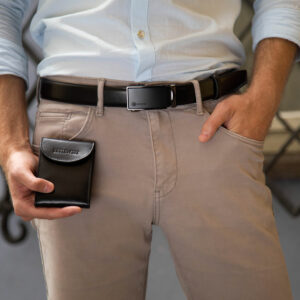 Skórzany pasek i męskie etui na karty i dokumenty