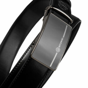 Klamra automatycznego paska z bliska, z widocznym logo marki Betlewski - Skórzany pasek męski automatyczny Betlewski®